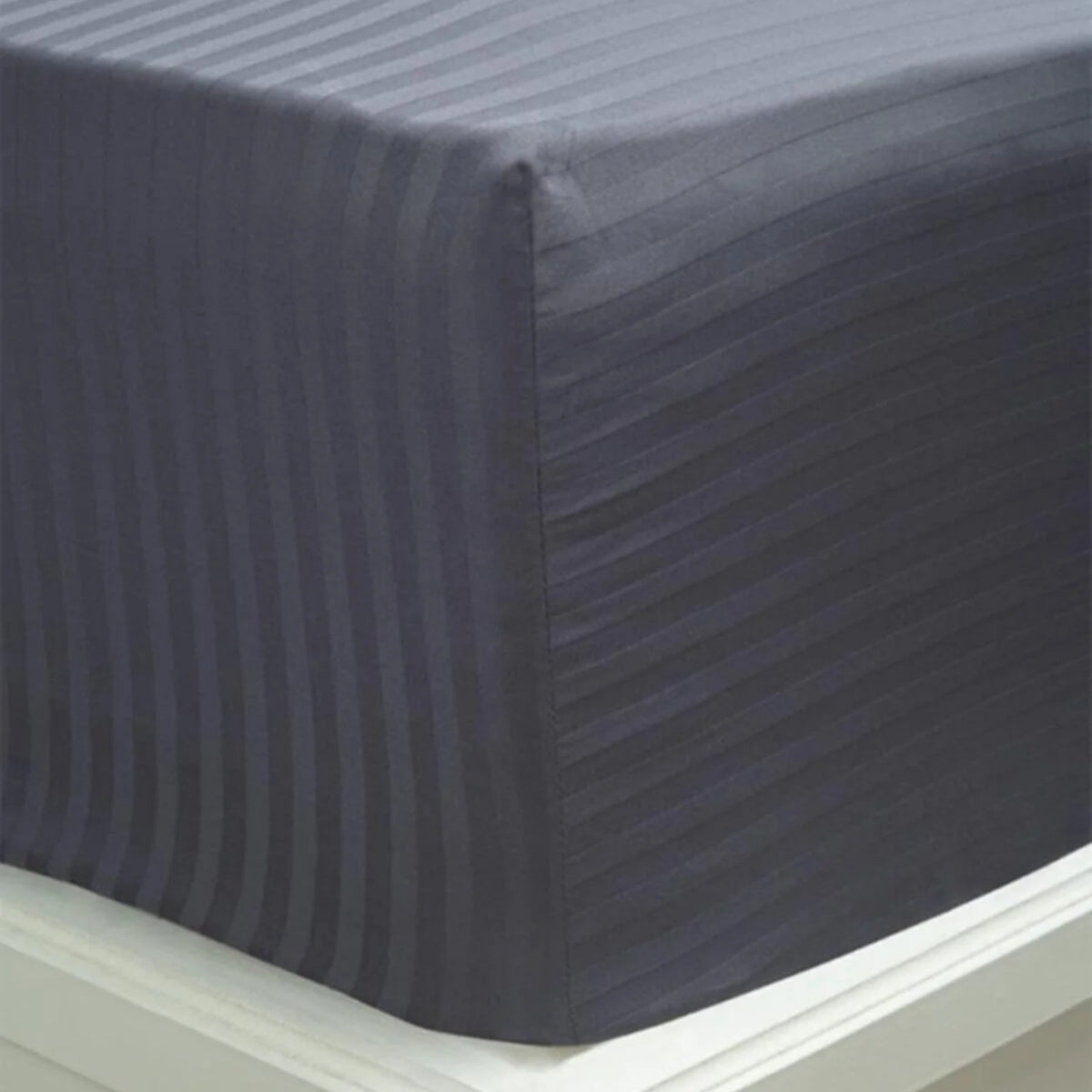 Platin Çizgili Saten Lastikli Çarşaf Takımı – Yumuşak ve Parlak Kumaş, Sadece Lastikli Model