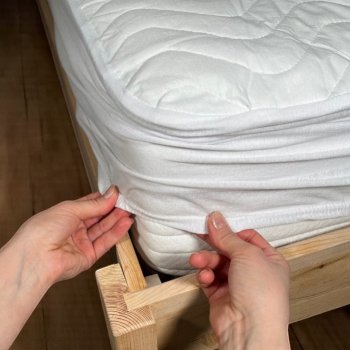 Aura-Serie Kapitone Yatak Koruyucu ausgestattet mit Alez Kenar Penye Pamuk