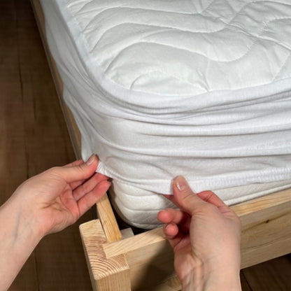 Aura-Serie Kapitone Yatak Koruyucu ausgestattet mit Alez Kenar Penye Pamuk