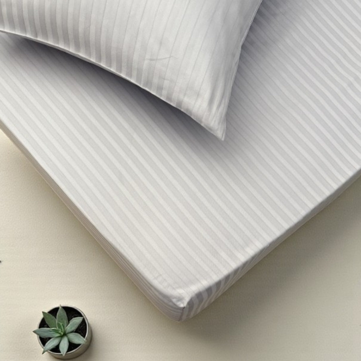 Platin Çizgili Saten Lastikli Çarşaf Takımı – Yumuşak ve Parlak Kumaş, Sadece Lastikli Model