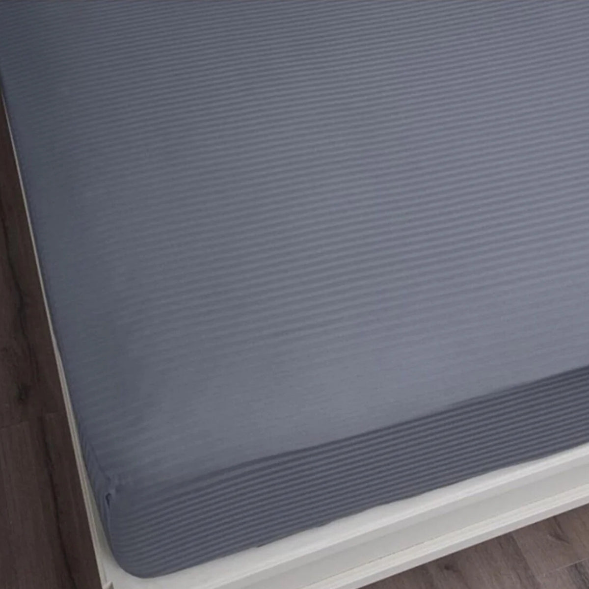 Platin Çizgili Saten Lastikli Çarşaf Takımı – Yumuşak ve Parlak Kumaş, Sadece Lastikli Model