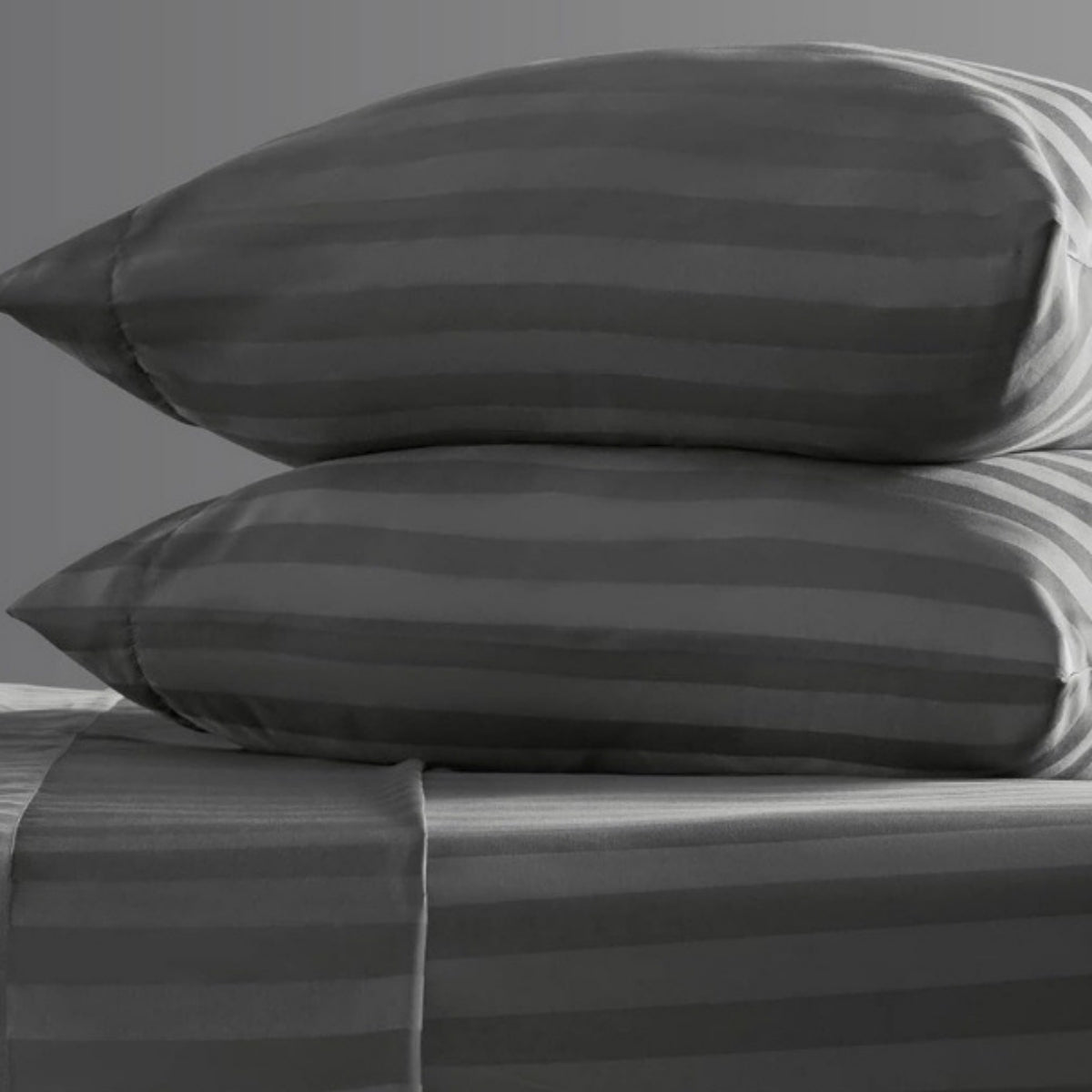 Platin Çizgili Saten Lastikli Çarşaf Takımı – Yumuşak ve Parlak Kumaş, Sadece Lastikli Model