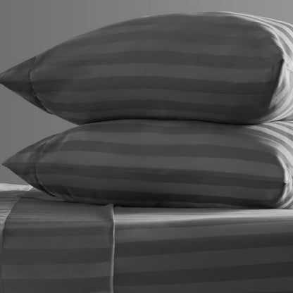 Platin Çizgili Saten Lastikli Çarşaf Takımı – Yumuşak ve Parlak Kumaş, Sadece Lastikli Model