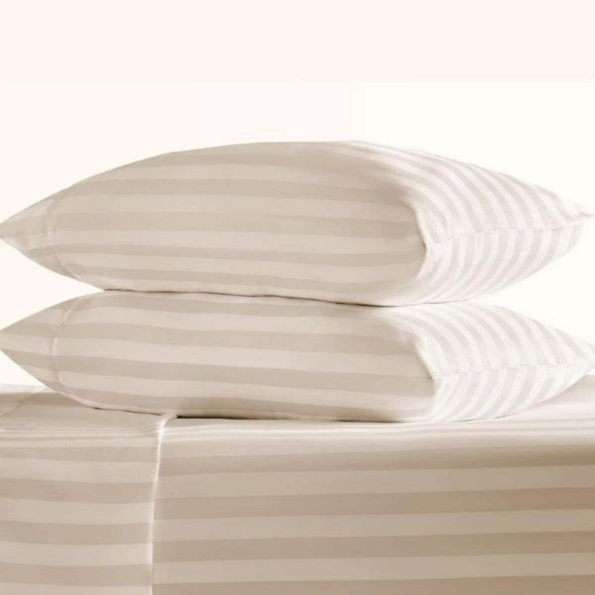 Platin Çizgili Saten Lastikli Çarşaf Takımı – Yumuşak ve Parlak Kumaş, Sadece Lastikli Model